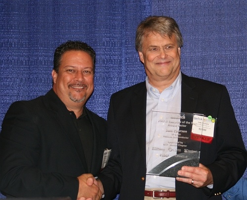 Andres Carvallo, Innotech 2007 Chair presents Sam Coursen with his IT Executive of the Year award 