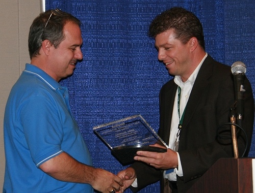 Mike Hoskins, CTO of Pervasive Software receives his award from Randy Steinle of OnSite Computer Solutions